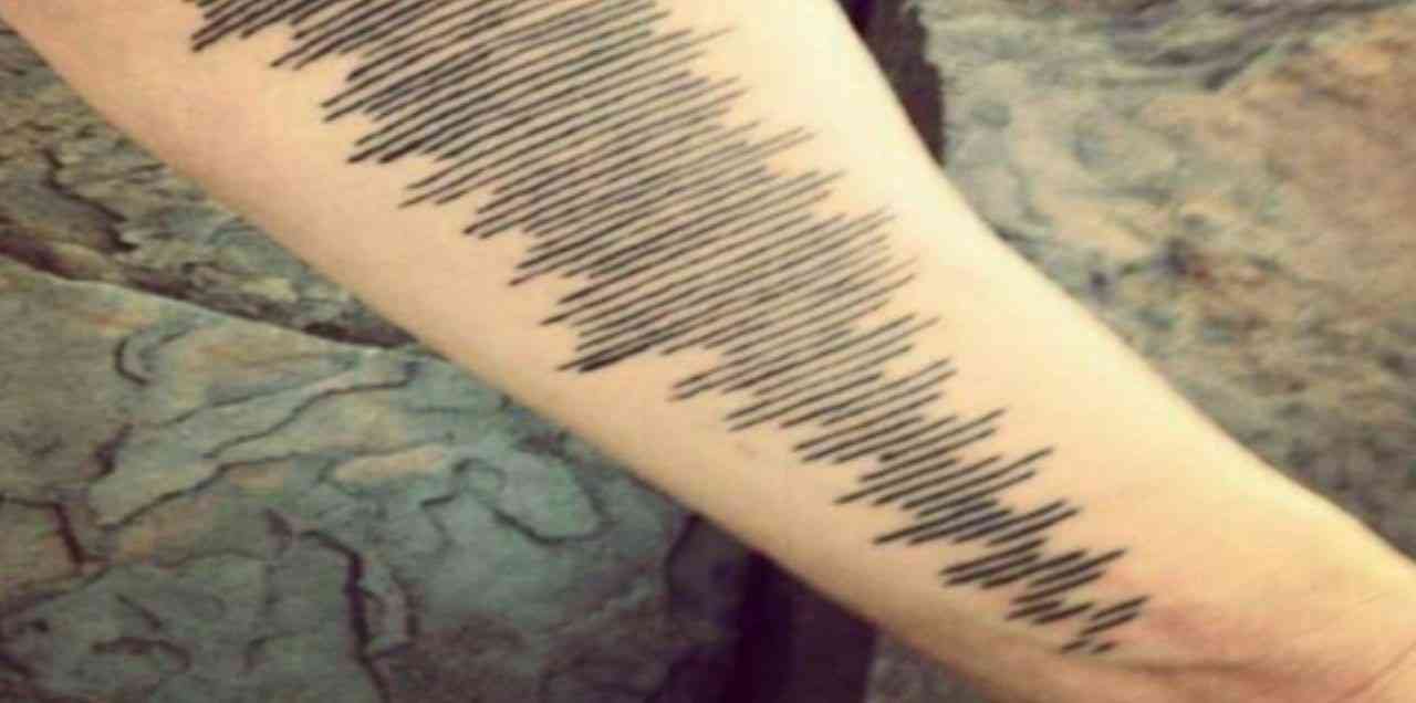 In memory of his mother a boy tattooed this. It's the sound waves from the last voicemail she sent to him. - MirrorLog